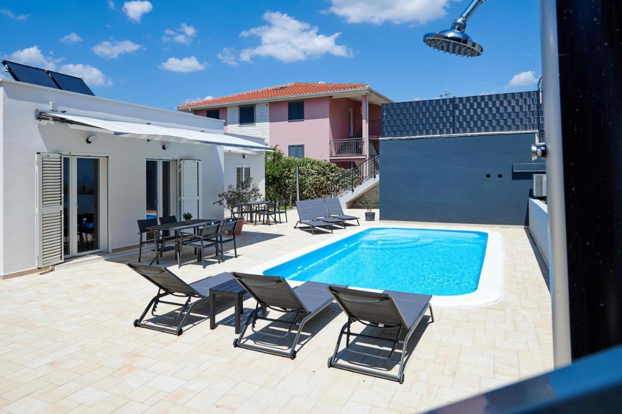 Nela & Sara - 2 Apartments With Heated Swimming Pool Seget Vranjica Extérieur photo