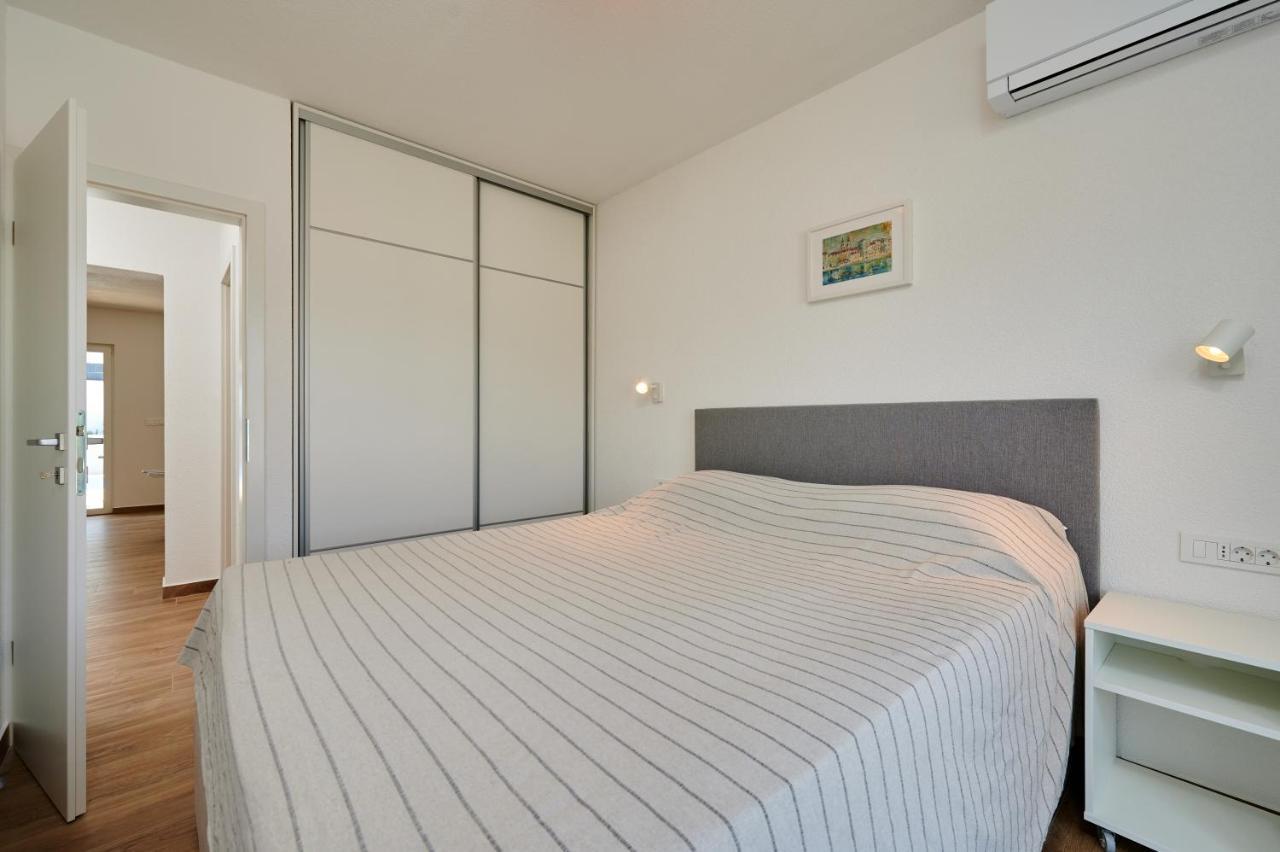 Nela & Sara - 2 Apartments With Heated Swimming Pool Seget Vranjica Extérieur photo